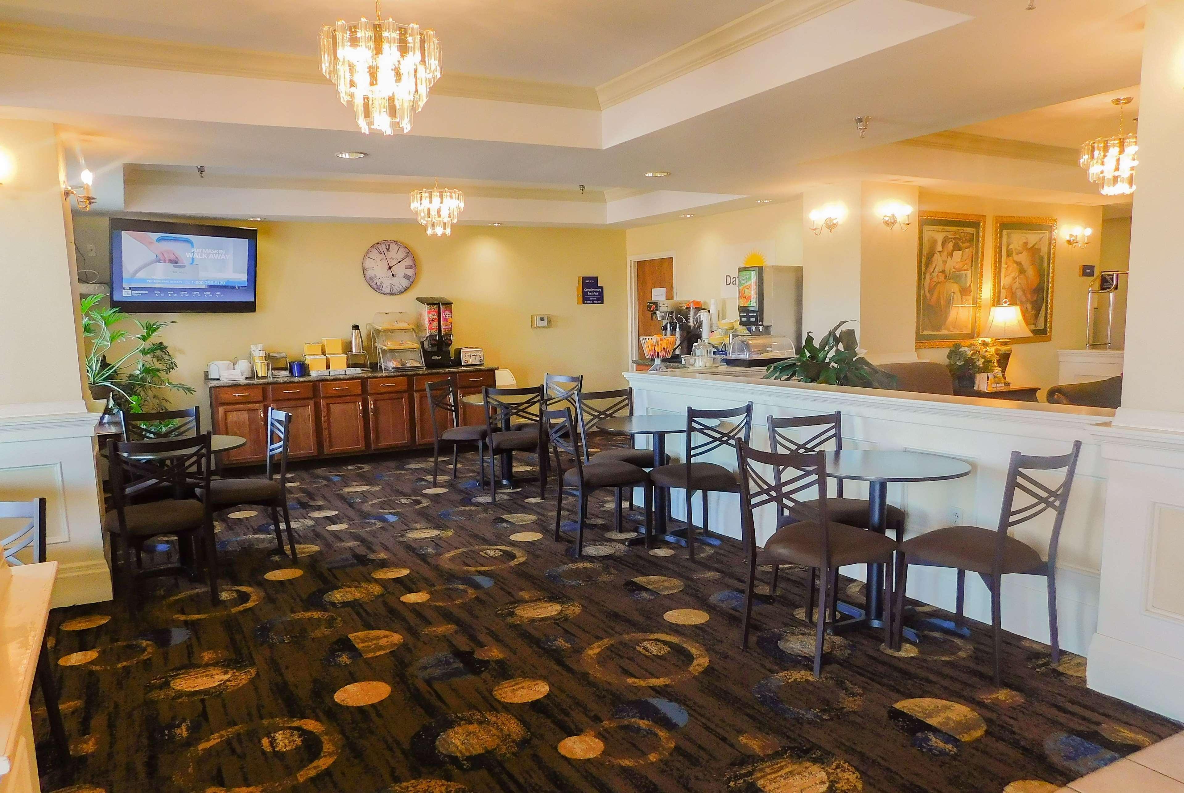 Days Inn & Suites By Wyndham Pocahontas Exterior photo